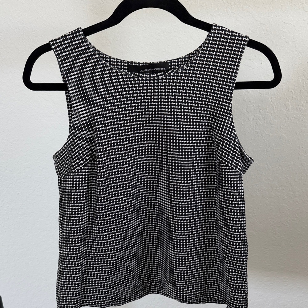 Amanda & Chelsea Black and White Houndstooth Sleeveless Camisole